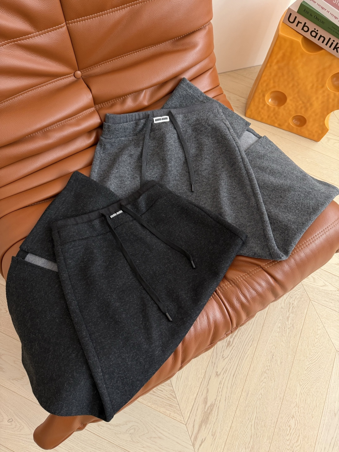 冬季百搭款 25秋冬 logo徽标装饰羊毛半裙 百搭又实穿的中长款半裙 深灰色和浅灰色两个颜色 不管是搭