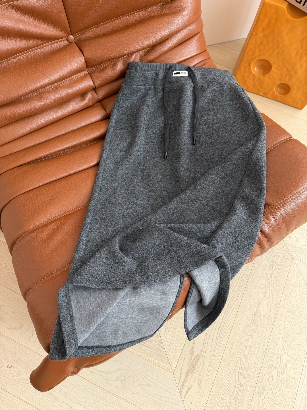 冬季百搭款 25秋冬 logo徽标装饰羊毛半裙 百搭又实穿的中长款半裙 深灰色和浅灰色两个颜色 不管是搭