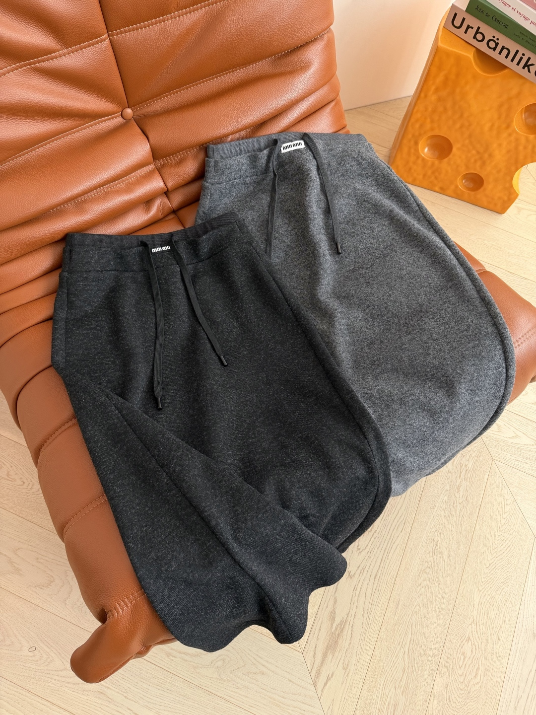 冬季百搭款 25秋冬 logo徽标装饰羊毛半裙 百搭又实穿的中长款半裙 深灰色和浅灰色两个颜色 不管是搭