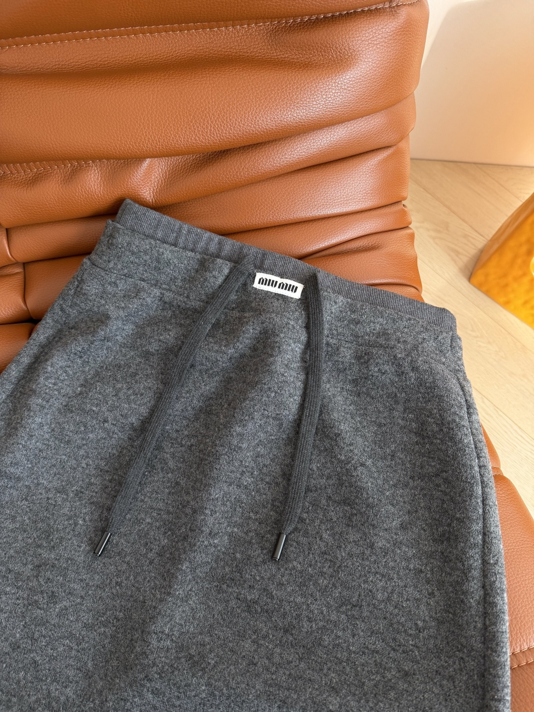 冬季百搭款 25秋冬 logo徽标装饰羊毛半裙 百搭又实穿的中长款半裙 深灰色和浅灰色两个颜色 不管是搭