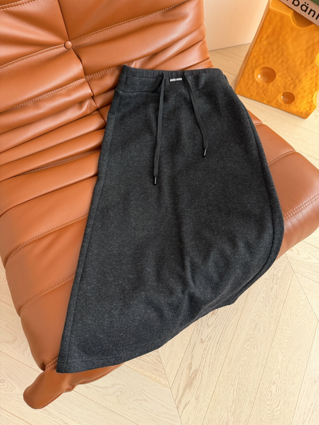 冬季百搭款 25秋冬 logo徽标装饰羊毛半裙 百搭又实穿的中长款半裙 深灰色和浅灰色两个颜色 不管是搭