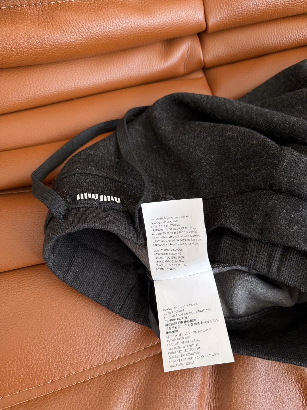 冬季百搭款 25秋冬 logo徽标装饰羊毛半裙 百搭又实穿的中长款半裙 深灰色和浅灰色两个颜色 不管是搭