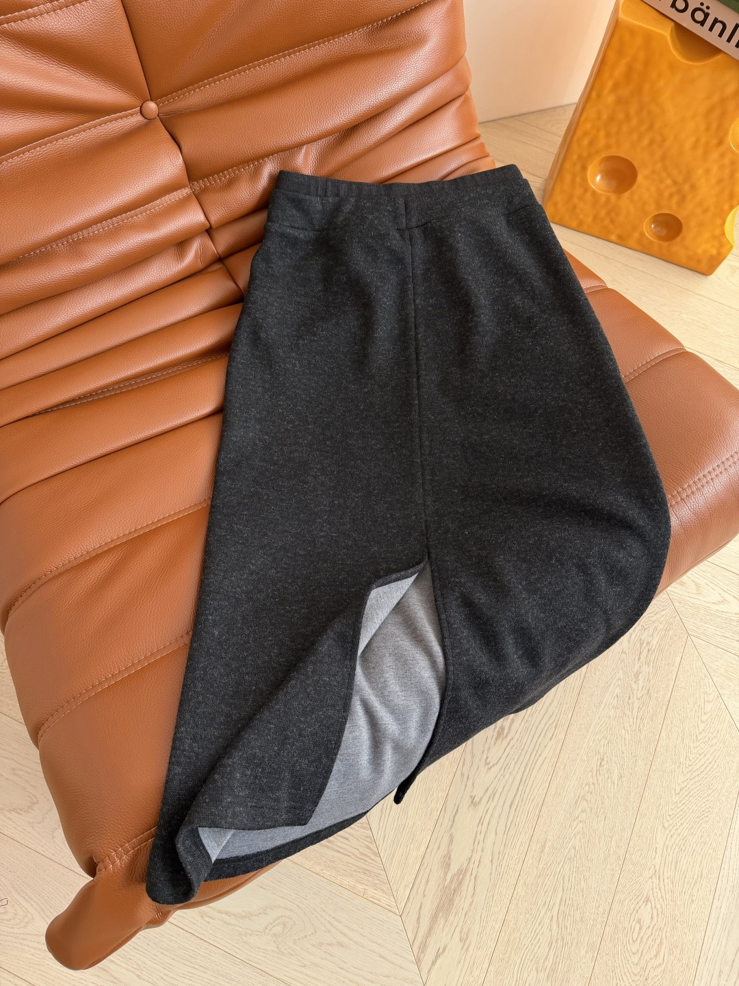 冬季百搭款 25秋冬 logo徽标装饰羊毛半裙 百搭又实穿的中长款半裙 深灰色和浅灰色两个颜色 不管是搭