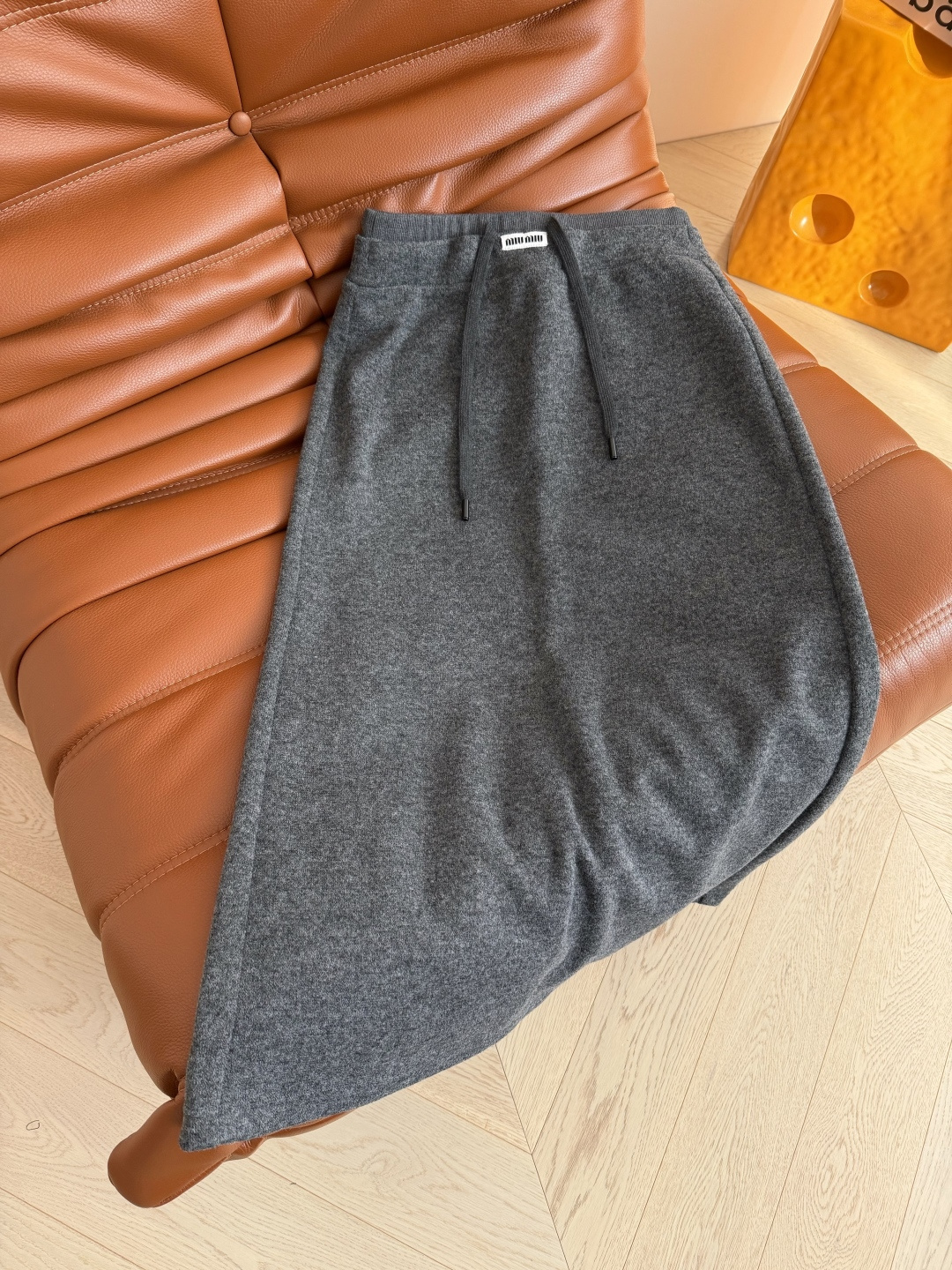 冬季百搭款 25秋冬 logo徽标装饰羊毛半裙 百搭又实穿的中长款半裙 深灰色和浅灰色两个颜色 不管是搭