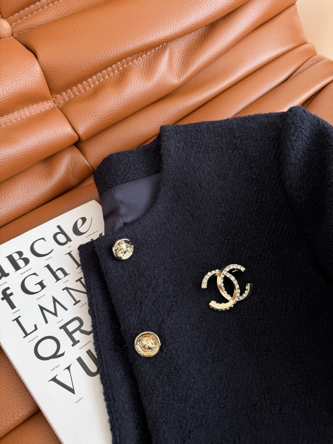 25秋冬 水钻双C胸针装饰藏蓝色羊毛外套 采用进口的羊毛面料 表面带有细细羊卷毛颗粒肌理感 很高级 厚实
