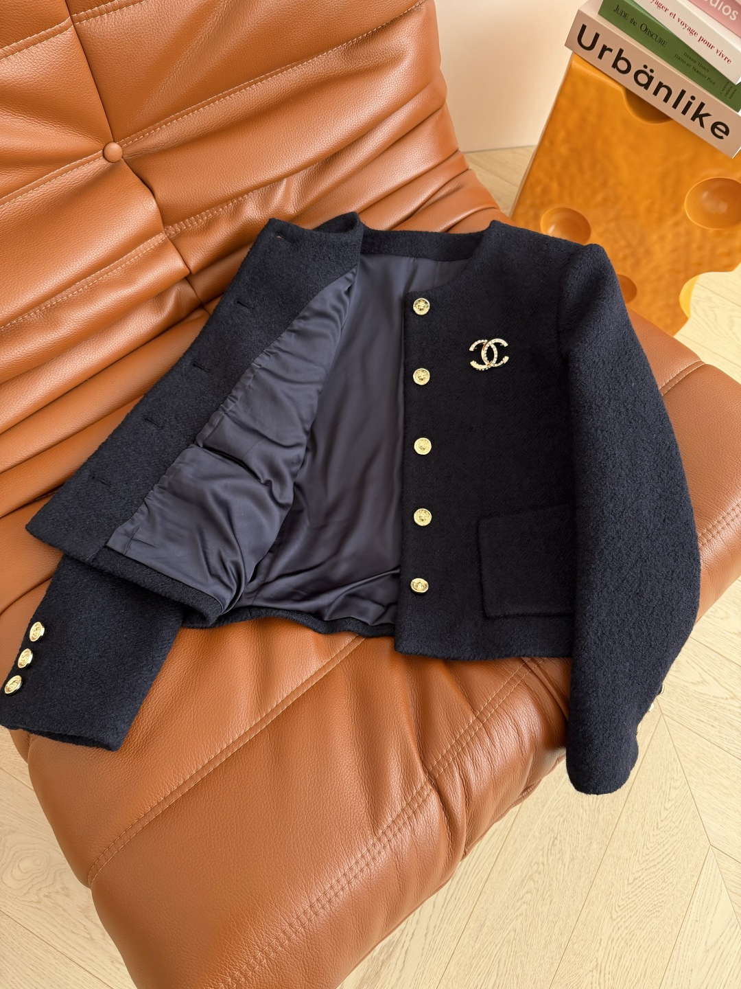 25秋冬 水钻双C胸针装饰藏蓝色羊毛外套 采用进口的羊毛面料 表面带有细细羊卷毛颗粒肌理感 很高级 厚实