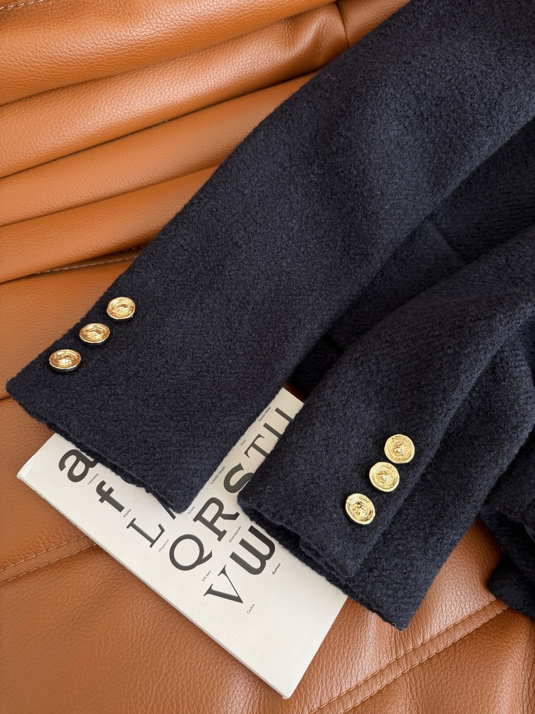 25秋冬 水钻双C胸针装饰藏蓝色羊毛外套 采用进口的羊毛面料 表面带有细细羊卷毛颗粒肌理感 很高级 厚实