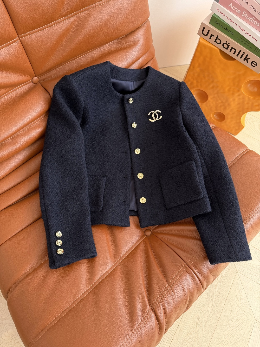 25秋冬 水钻双C胸针装饰藏蓝色羊毛外套 采用进口的羊毛面料 表面带有细细羊卷毛颗粒肌理感 很高级 厚实