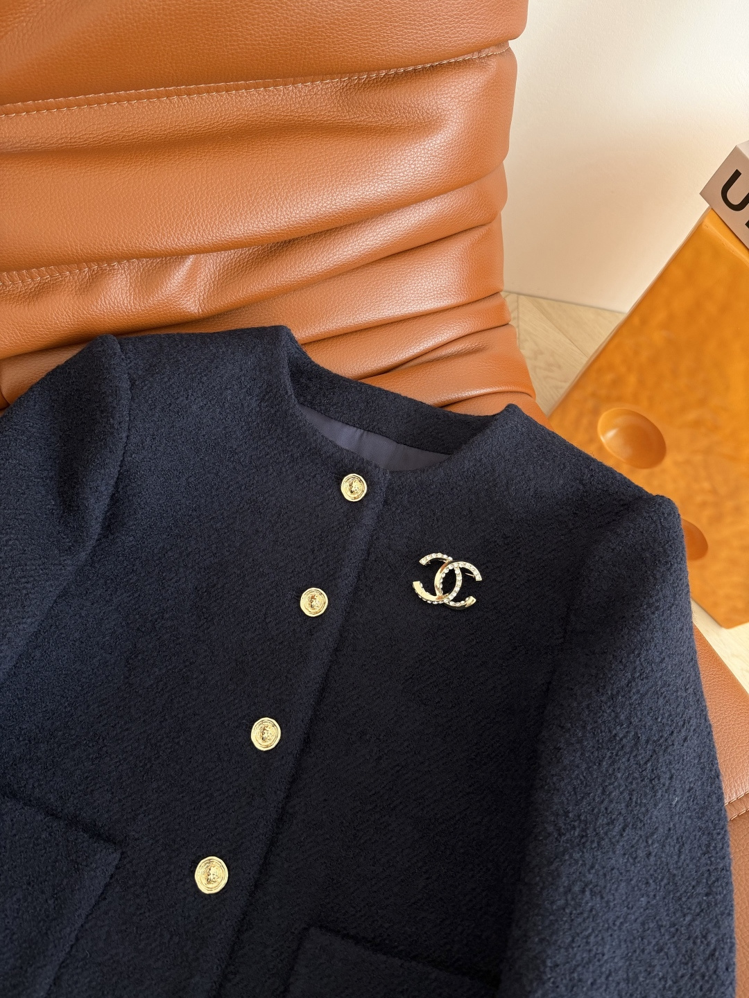 25秋冬 水钻双C胸针装饰藏蓝色羊毛外套 采用进口的羊毛面料 表面带有细细羊卷毛颗粒肌理感 很高级 厚实