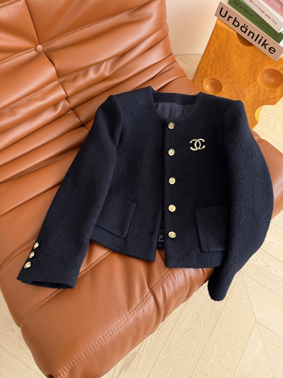 25秋冬 水钻双C胸针装饰藏蓝色羊毛外套 采用进口的羊毛面料 表面带有细细羊卷毛颗粒肌理感 很高级 厚实