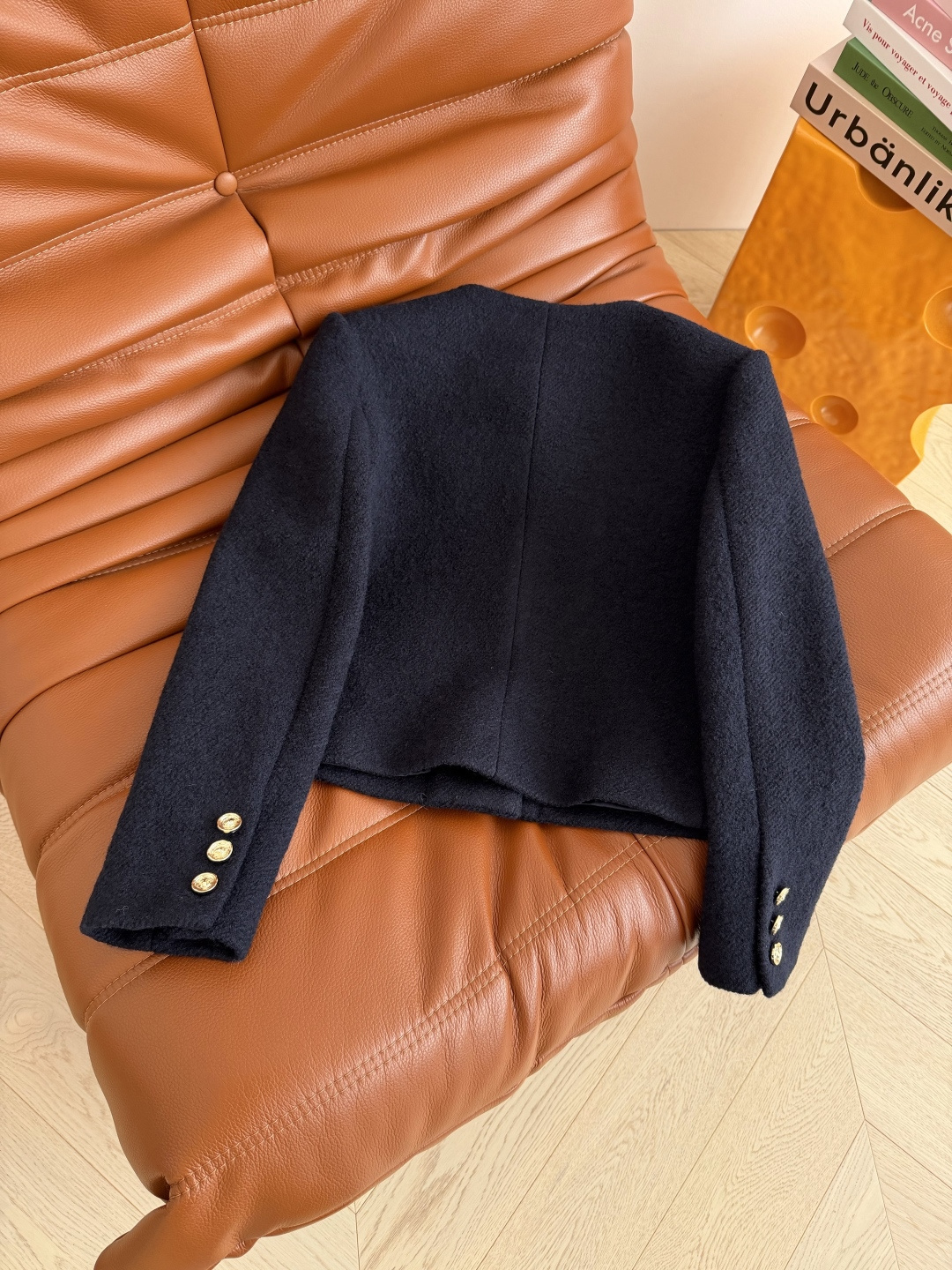 25秋冬 水钻双C胸针装饰藏蓝色羊毛外套 采用进口的羊毛面料 表面带有细细羊卷毛颗粒肌理感 很高级 厚实