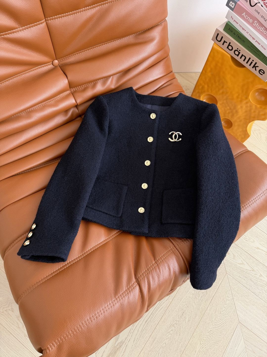 25秋冬 水钻双C胸针装饰藏蓝色羊毛外套 采用进口的羊毛面料 表面带有细细羊卷毛颗粒肌理感 很高级 厚实