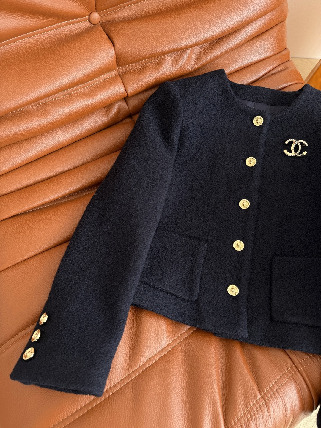 25秋冬 水钻双C胸针装饰藏蓝色羊毛外套 采用进口的羊毛面料 表面带有细细羊卷毛颗粒肌理感 很高级 厚实