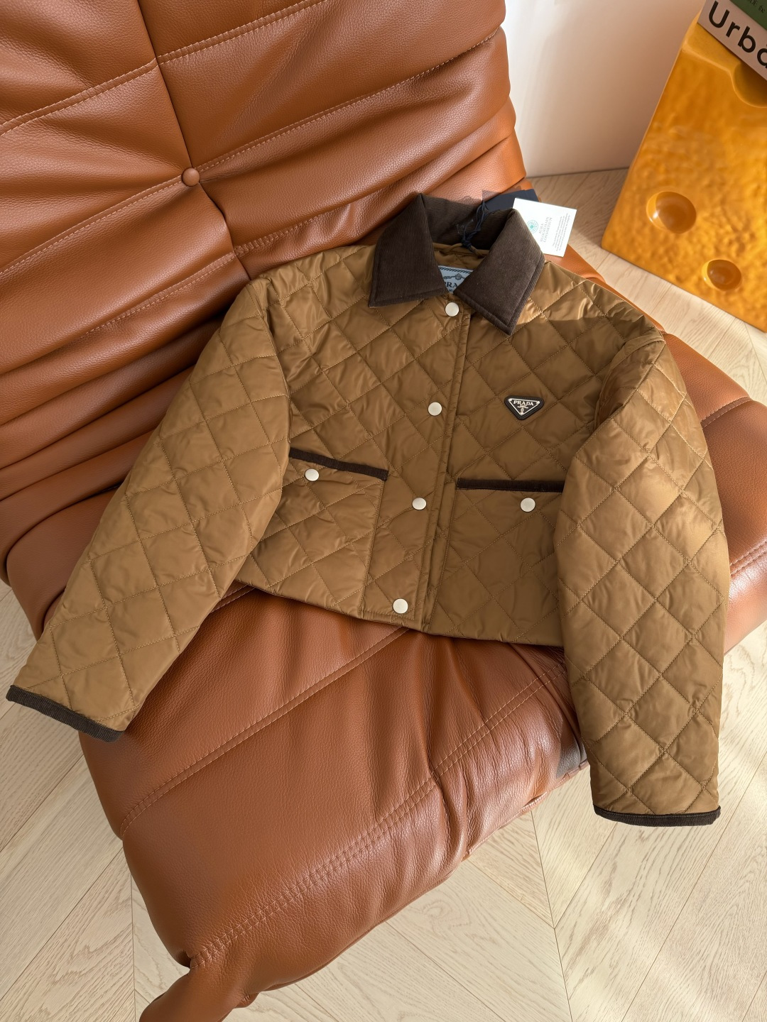 秋冬必备系列 25FW 三角标装饰 复古卡其棕菱格棉服外套 冬季的时髦感来自这一套 叠穿毛衣卫衣妥妥的入