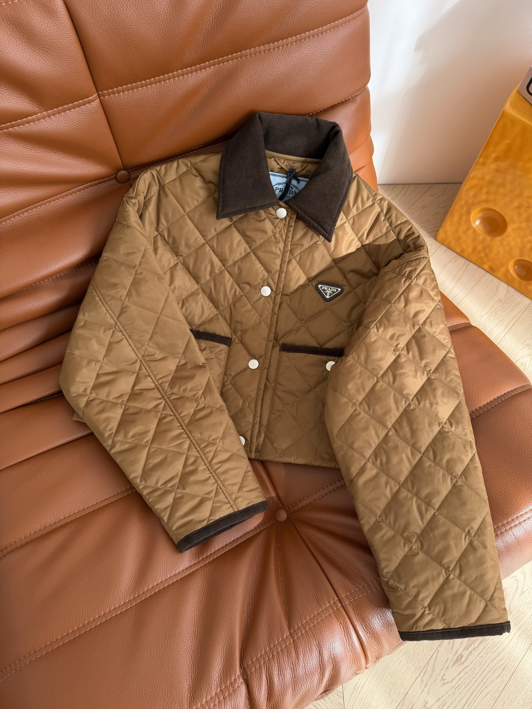 秋冬必备系列 25FW 三角标装饰 复古卡其棕菱格棉服外套 冬季的时髦感来自这一套 叠穿毛衣卫衣妥妥的入