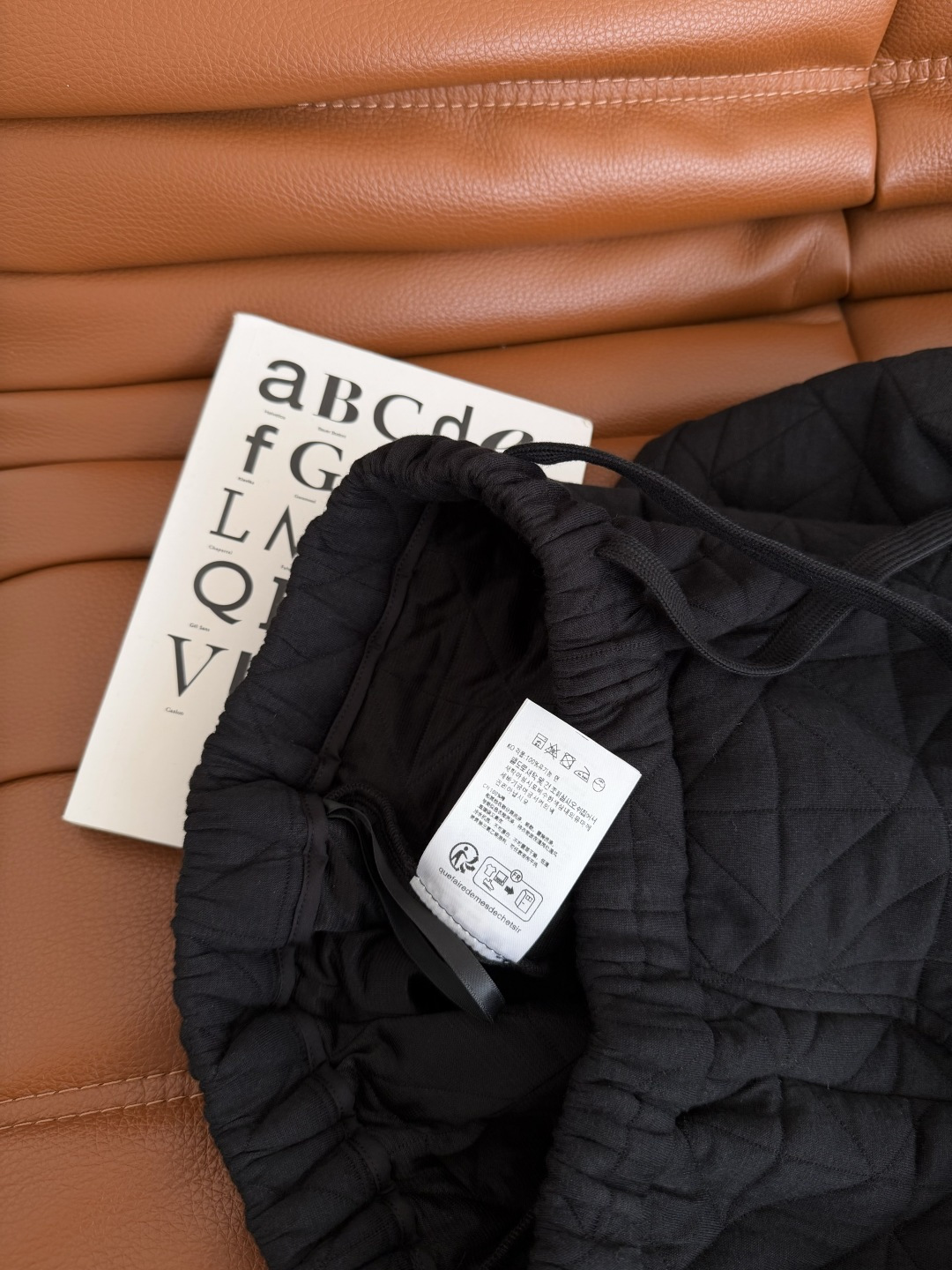 冬季时髦棉裤 25 FW 经典logo刺绣装饰洐缝棉裤 直筒阔型的版型 面料是夹棉设计 保暖不臃肿 上身