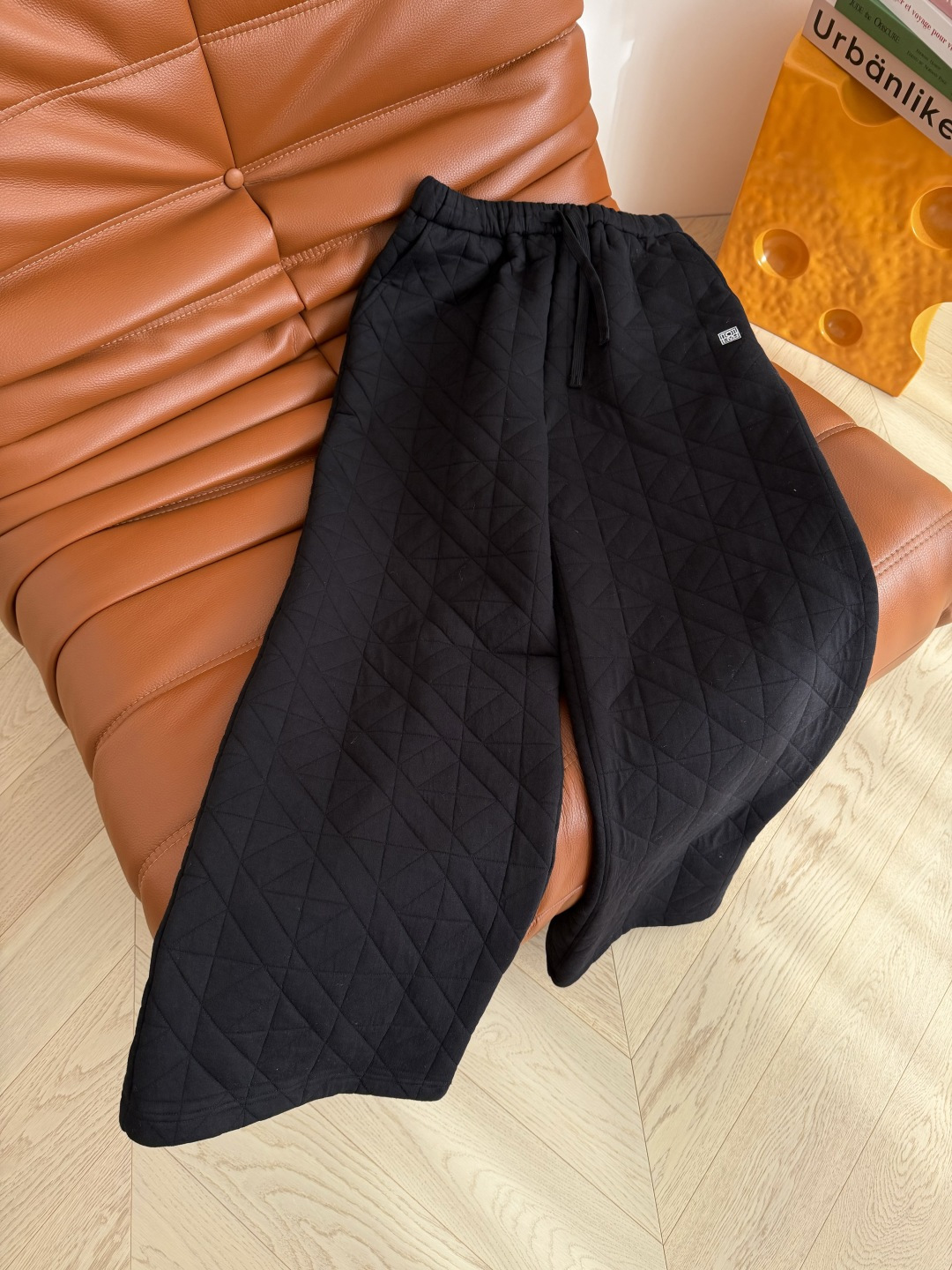冬季时髦棉裤 25 FW 经典logo刺绣装饰洐缝棉裤 直筒阔型的版型 面料是夹棉设计 保暖不臃肿 上身