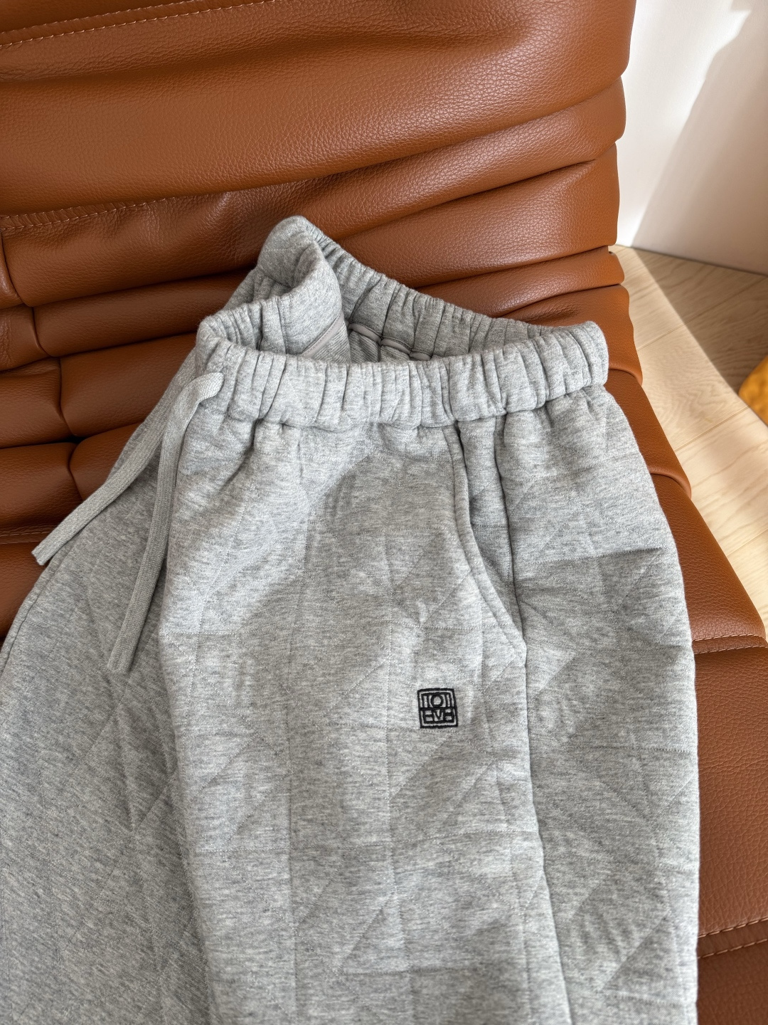 冬季时髦棉裤 25 FW 经典logo刺绣装饰洐缝棉裤 直筒阔型的版型 面料是夹棉设计 保暖不臃肿 上身