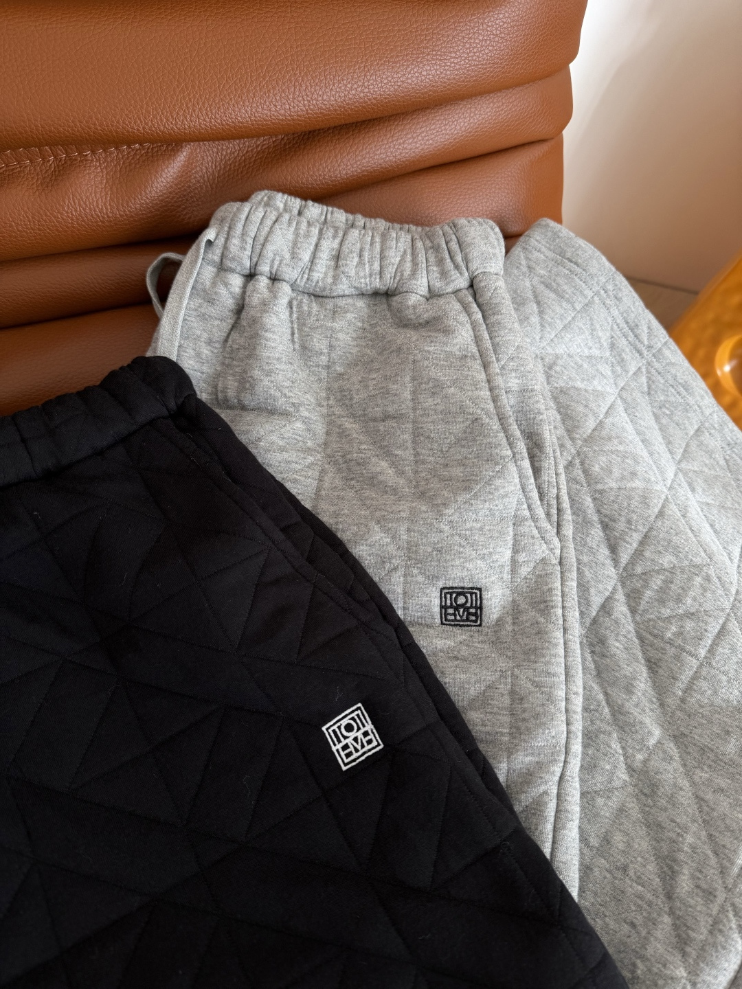 冬季时髦棉裤 25 FW 经典logo刺绣装饰洐缝棉裤 直筒阔型的版型 面料是夹棉设计 保暖不臃肿 上身