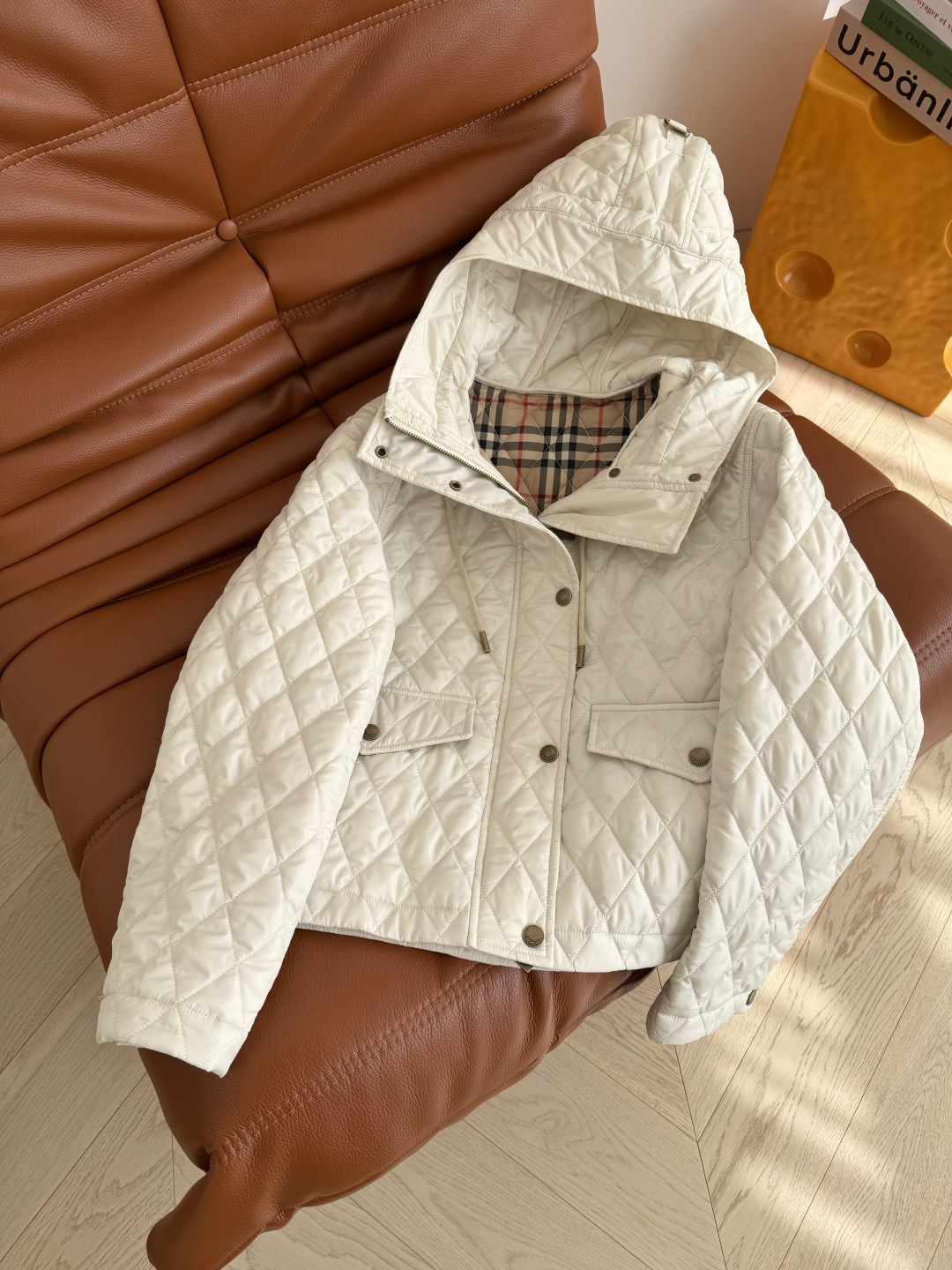 25新款棉服 超级好看的连帽设计洐缝棉服外套 标志性的内里经典格纹设计 连帽设计更加有型 袖口可以卷边穿