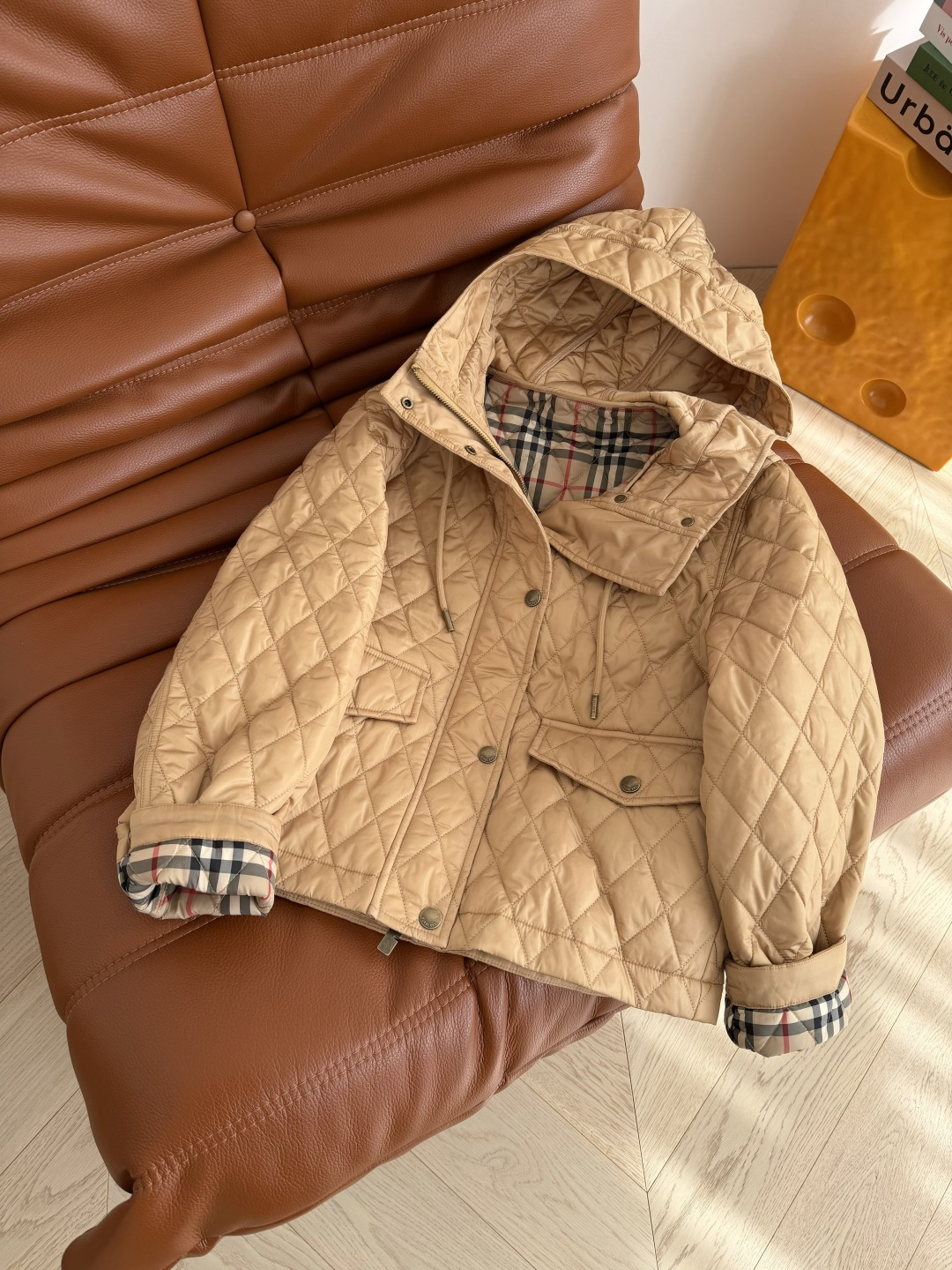 25新款棉服 超级好看的连帽设计洐缝棉服外套 标志性的内里经典格纹设计 连帽设计更加有型 袖口可以卷边穿