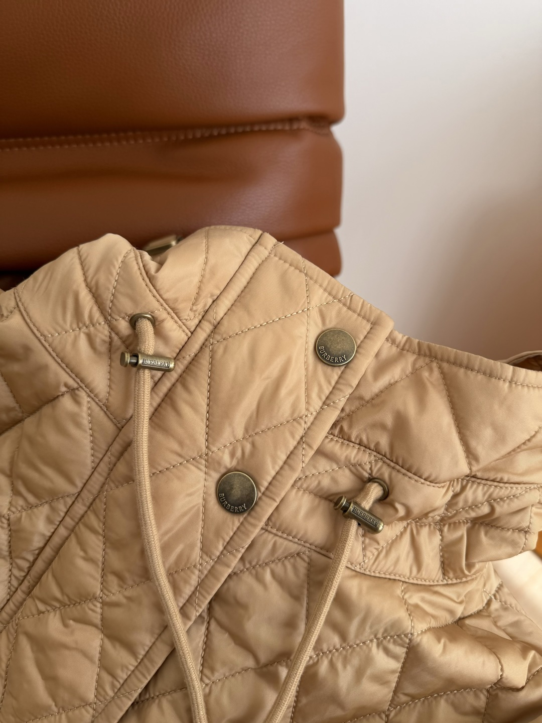 25新款棉服 超级好看的连帽设计洐缝棉服外套 标志性的内里经典格纹设计 连帽设计更加有型 袖口可以卷边穿