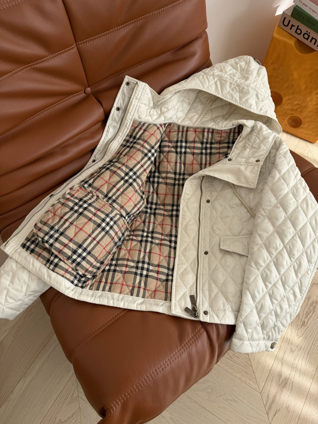 25新款棉服 超级好看的连帽设计洐缝棉服外套 标志性的内里经典格纹设计 连帽设计更加有型 袖口可以卷边穿
