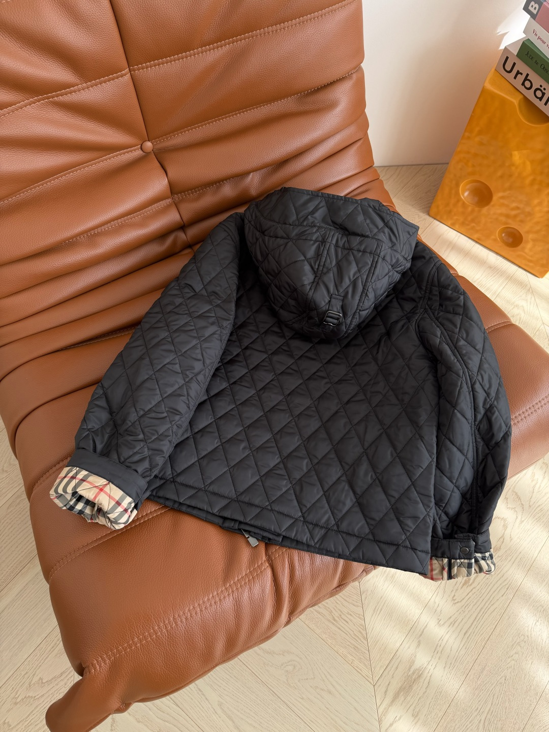 25新款棉服 超级好看的连帽设计洐缝棉服外套 标志性的内里经典格纹设计 连帽设计更加有型 袖口可以卷边穿