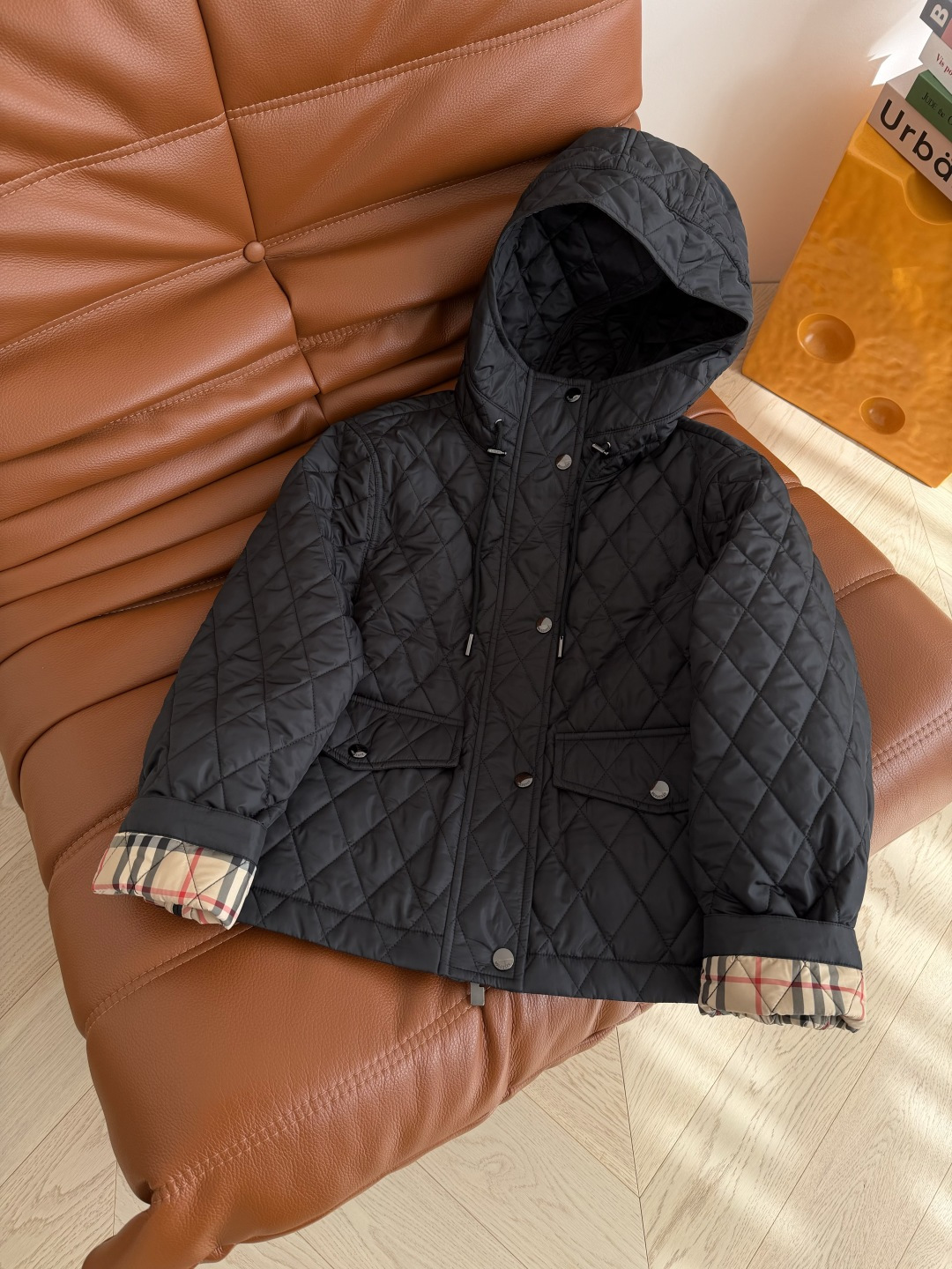 25新款棉服 超级好看的连帽设计洐缝棉服外套 标志性的内里经典格纹设计 连帽设计更加有型 袖口可以卷边穿