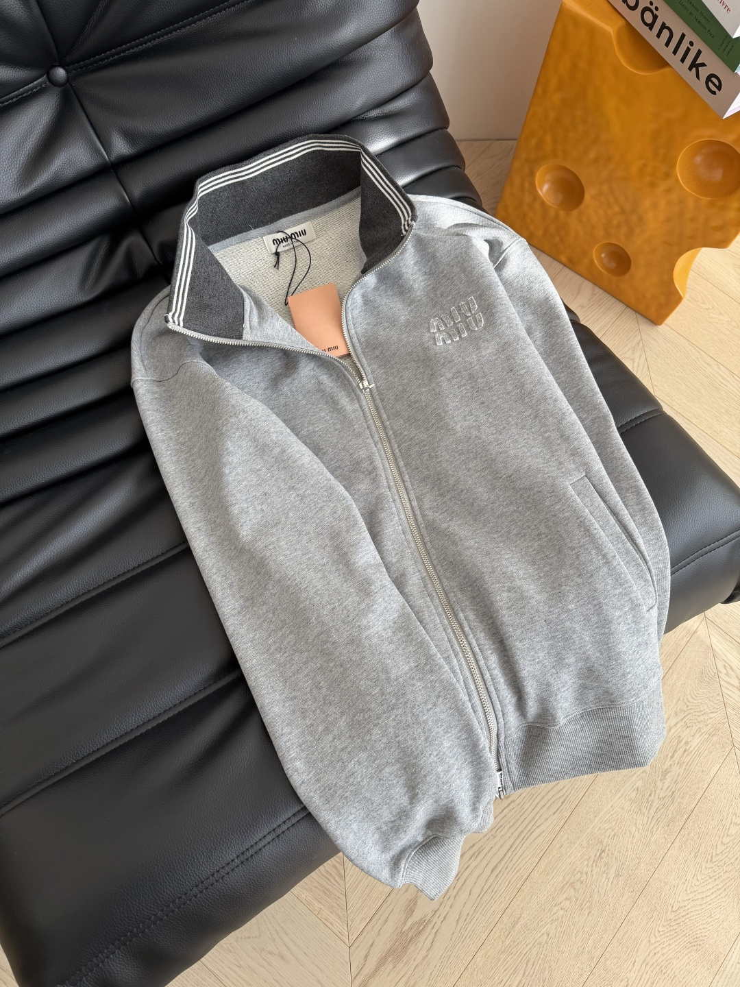 25FW 经典立体徽标装饰拉链卫衣 简约耐看款式 经典百搭 绝对是衣橱里必备的休闲款单品 拉链翻领设计 