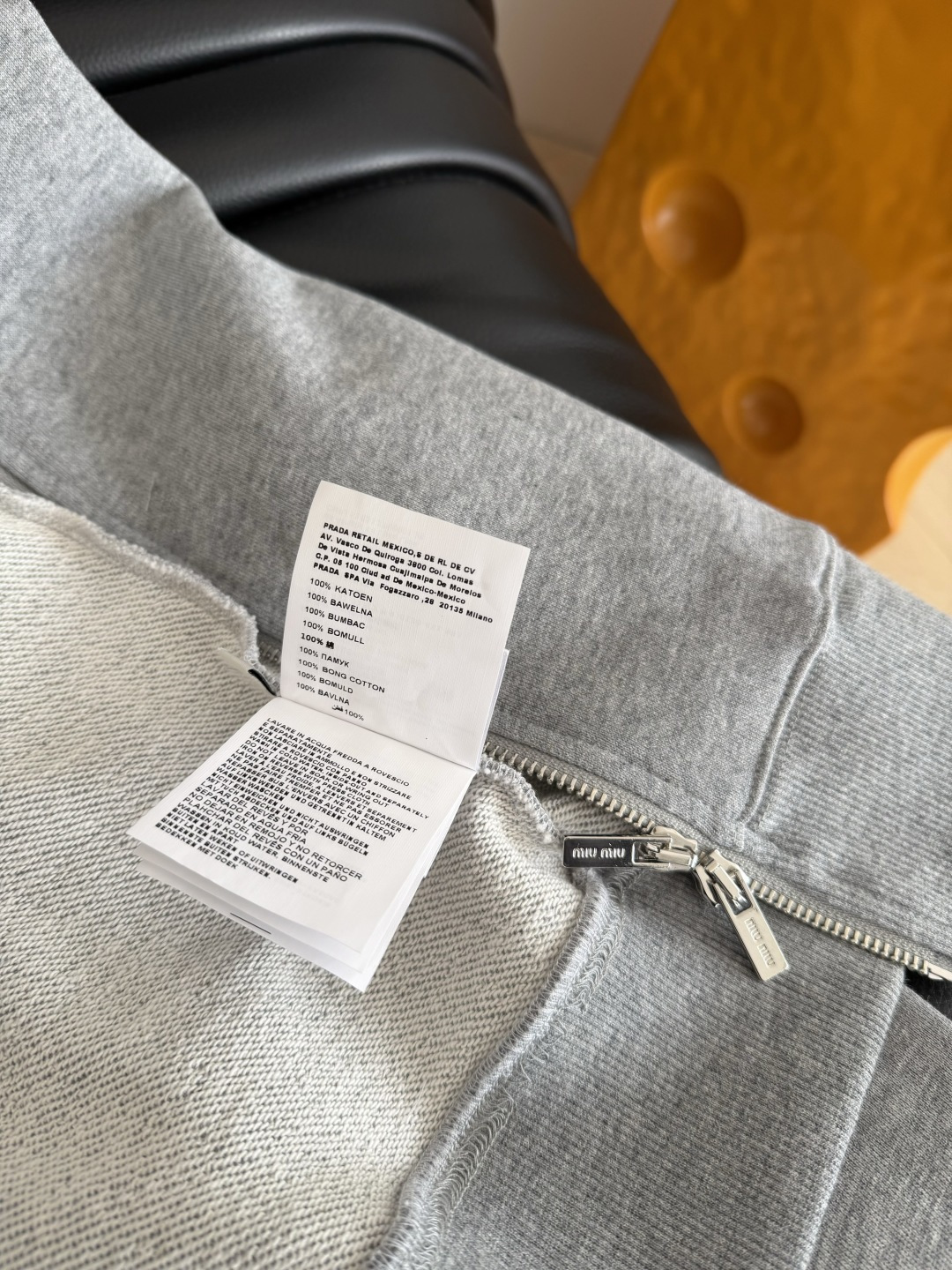 25FW 经典立体徽标装饰拉链卫衣 简约耐看款式 经典百搭 绝对是衣橱里必备的休闲款单品 拉链翻领设计 