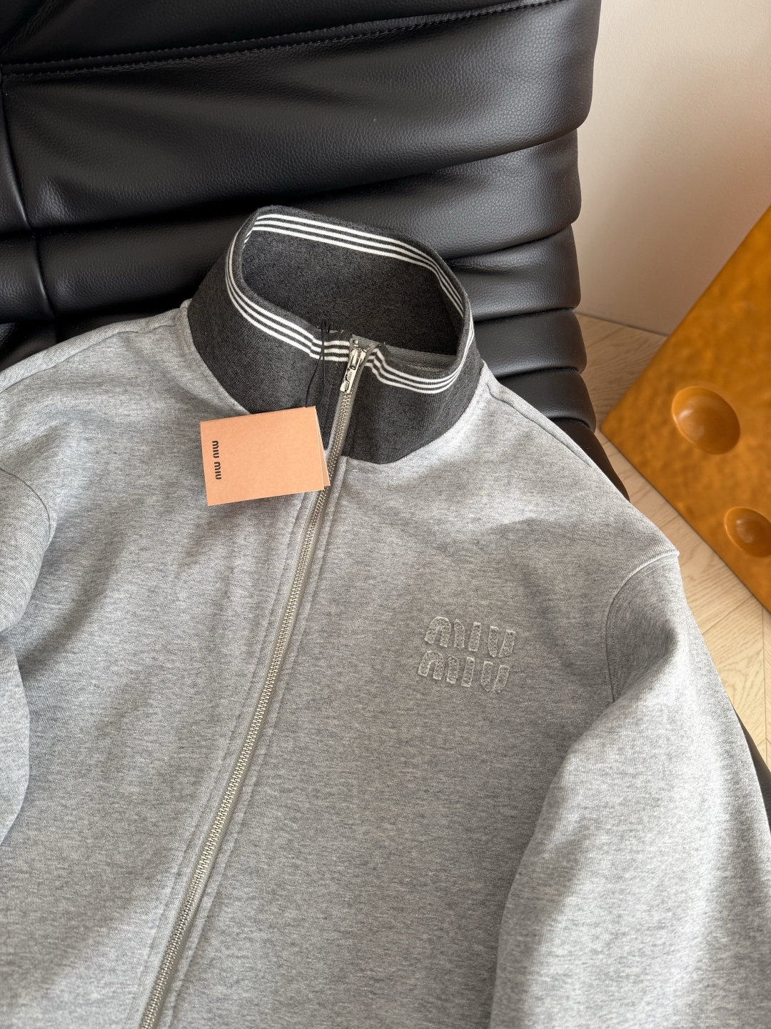 25FW 经典立体徽标装饰拉链卫衣 简约耐看款式 经典百搭 绝对是衣橱里必备的休闲款单品 拉链翻领设计 