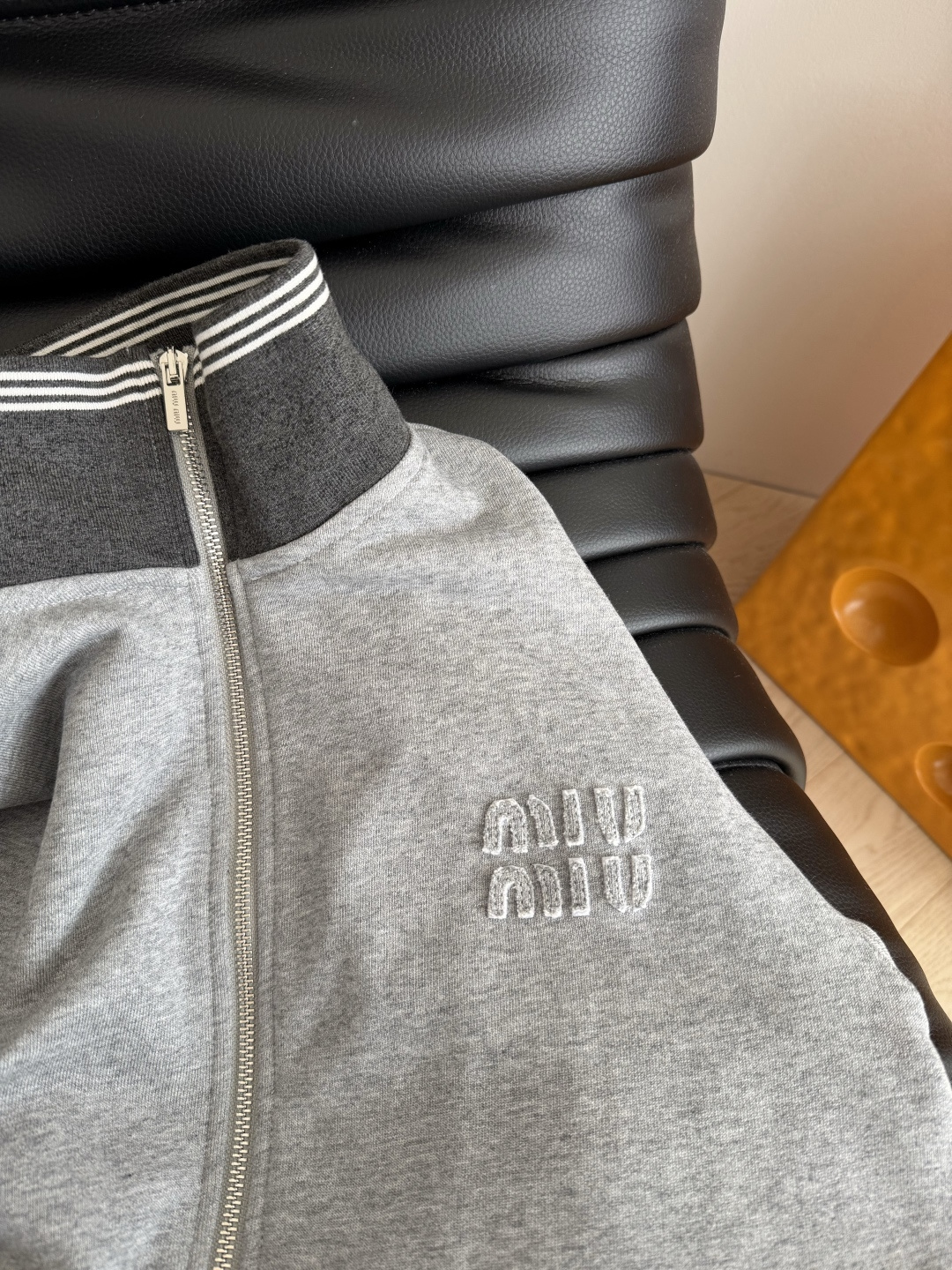 25FW 经典立体徽标装饰拉链卫衣 简约耐看款式 经典百搭 绝对是衣橱里必备的休闲款单品 拉链翻领设计 