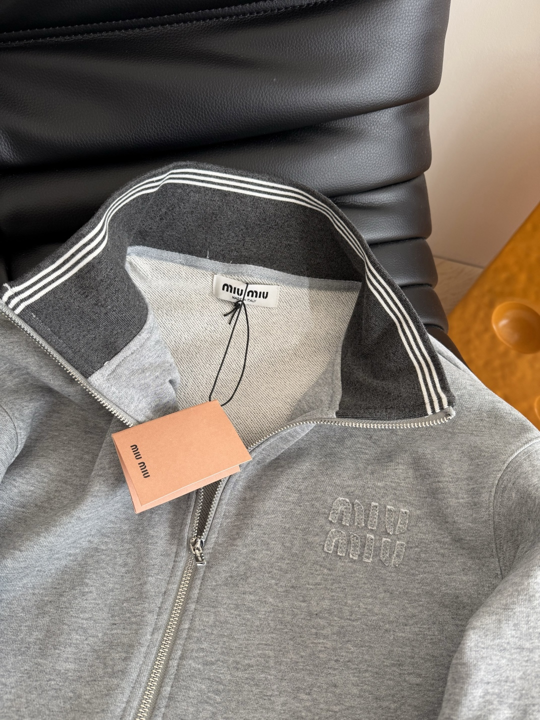 25FW 经典立体徽标装饰拉链卫衣 简约耐看款式 经典百搭 绝对是衣橱里必备的休闲款单品 拉链翻领设计 