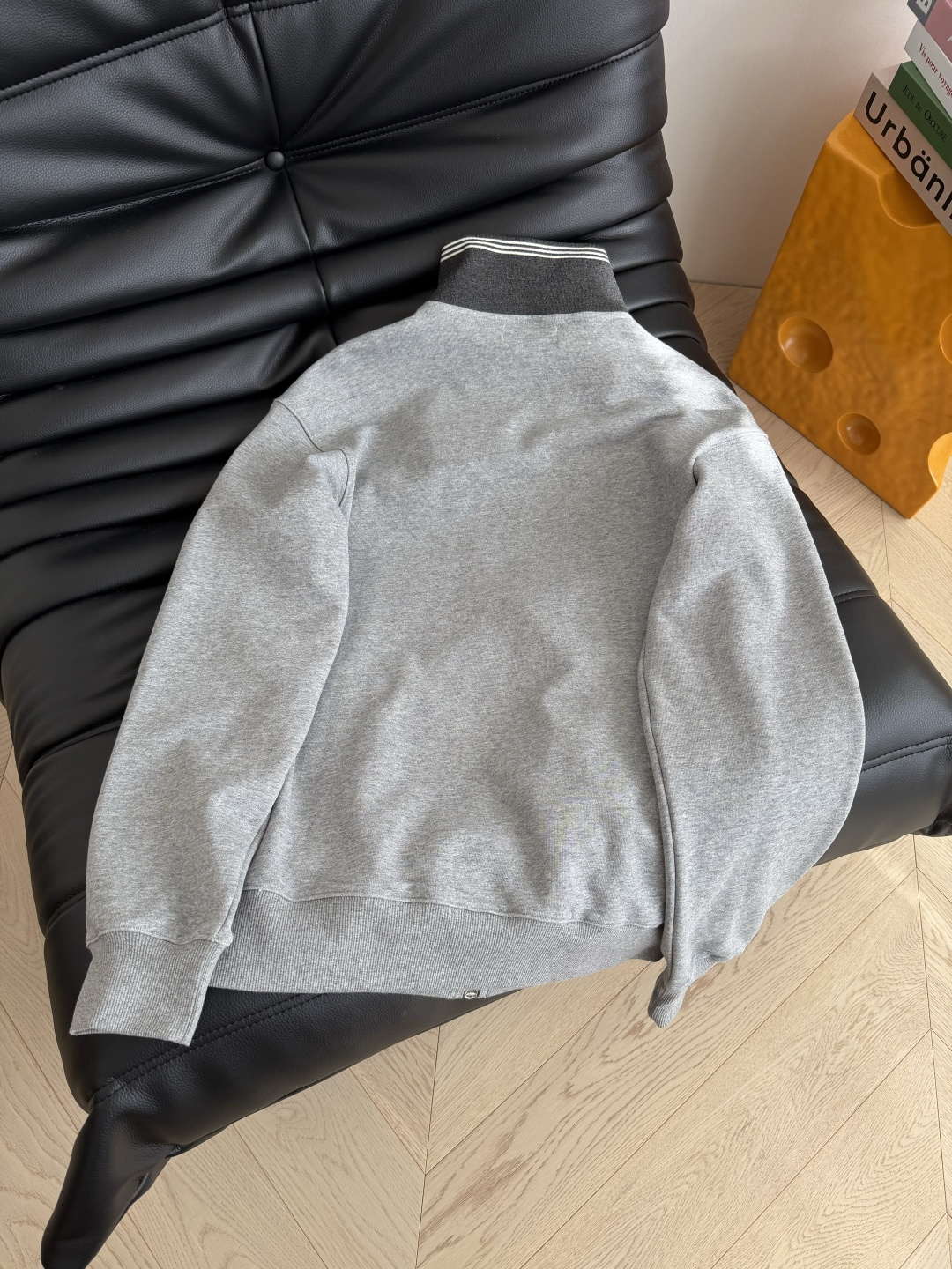 25FW 经典立体徽标装饰拉链卫衣 简约耐看款式 经典百搭 绝对是衣橱里必备的休闲款单品 拉链翻领设计 