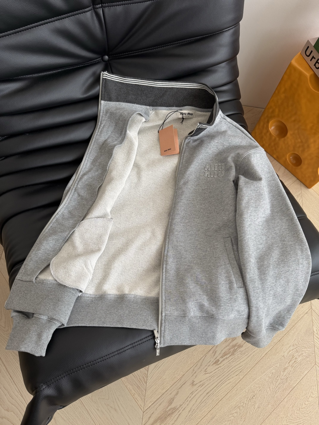 25FW 经典立体徽标装饰拉链卫衣 简约耐看款式 经典百搭 绝对是衣橱里必备的休闲款单品 拉链翻领设计 