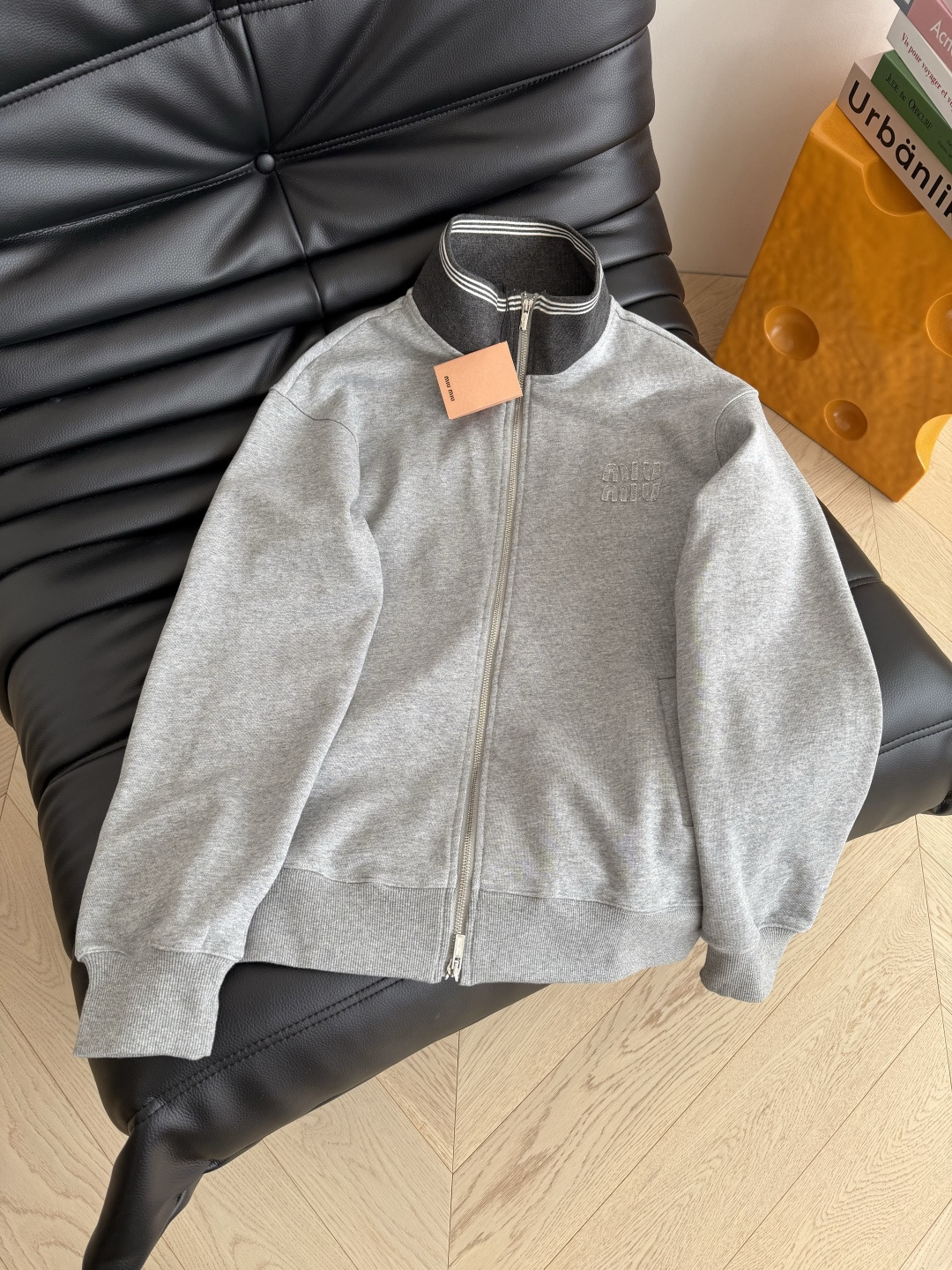 25FW 经典立体徽标装饰拉链卫衣 简约耐看款式 经典百搭 绝对是衣橱里必备的休闲款单品 拉链翻领设计 