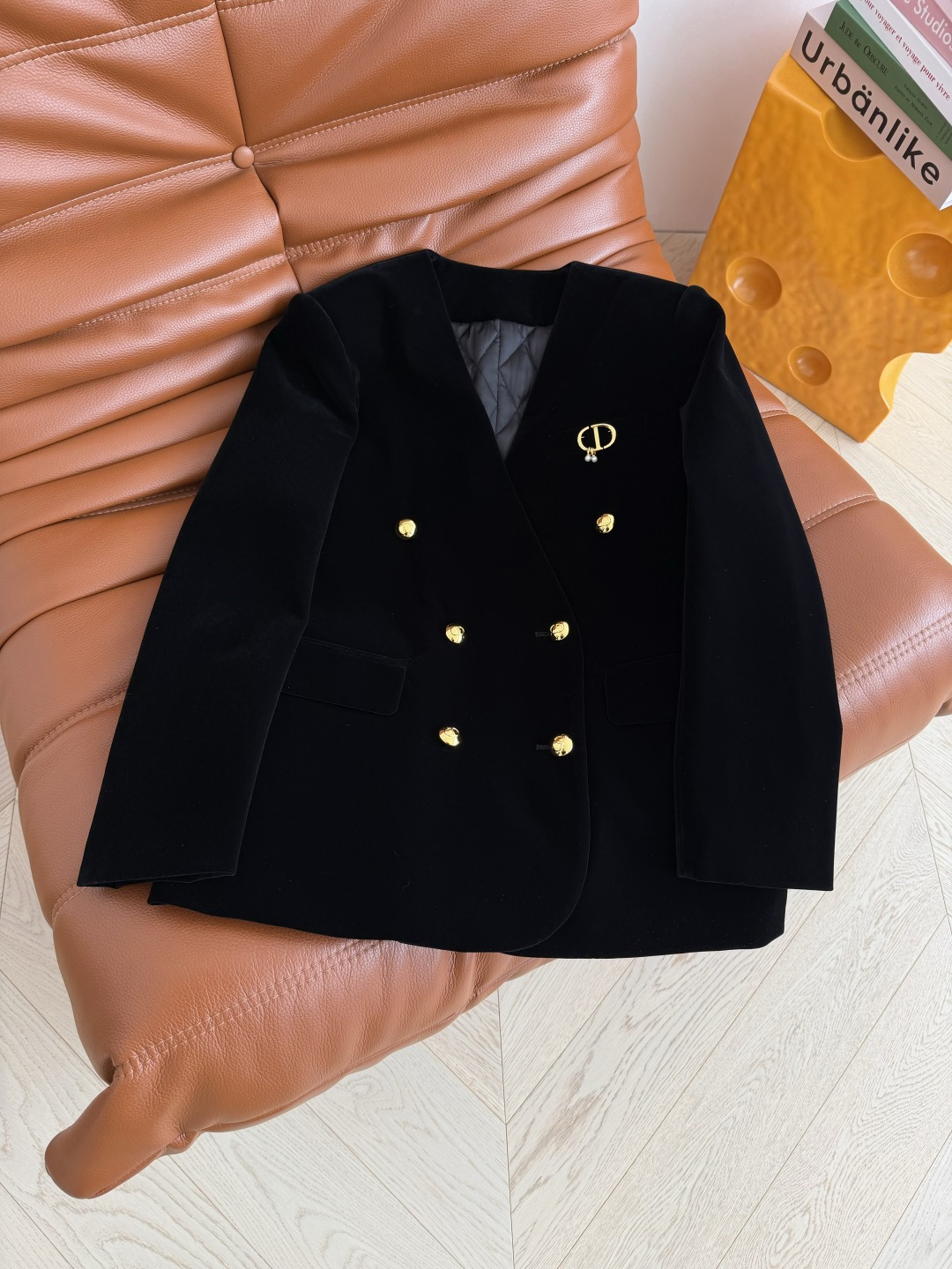 优雅气质 25新款 CD珍珠胸针装饰夹棉丝绒外套 经典V领西装版型剪裁 里面可以搭配衬衫或者高领毛衣 特