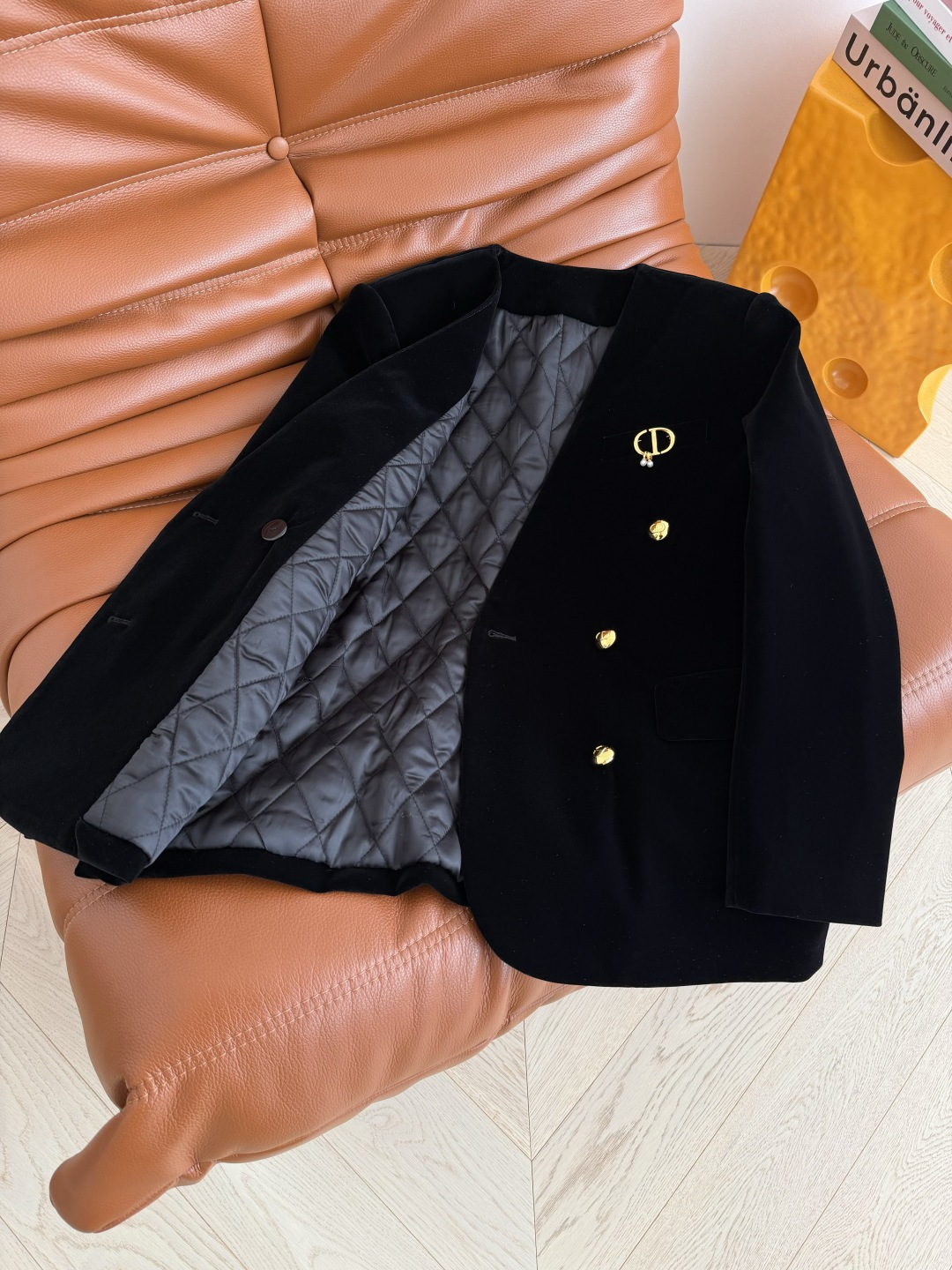 优雅气质 25新款 CD珍珠胸针装饰夹棉丝绒外套 经典V领西装版型剪裁 里面可以搭配衬衫或者高领毛衣 特