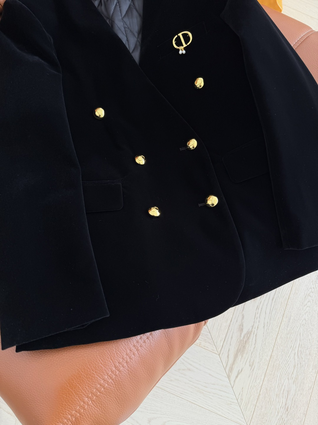 优雅气质 25新款 CD珍珠胸针装饰夹棉丝绒外套 经典V领西装版型剪裁 里面可以搭配衬衫或者高领毛衣 特