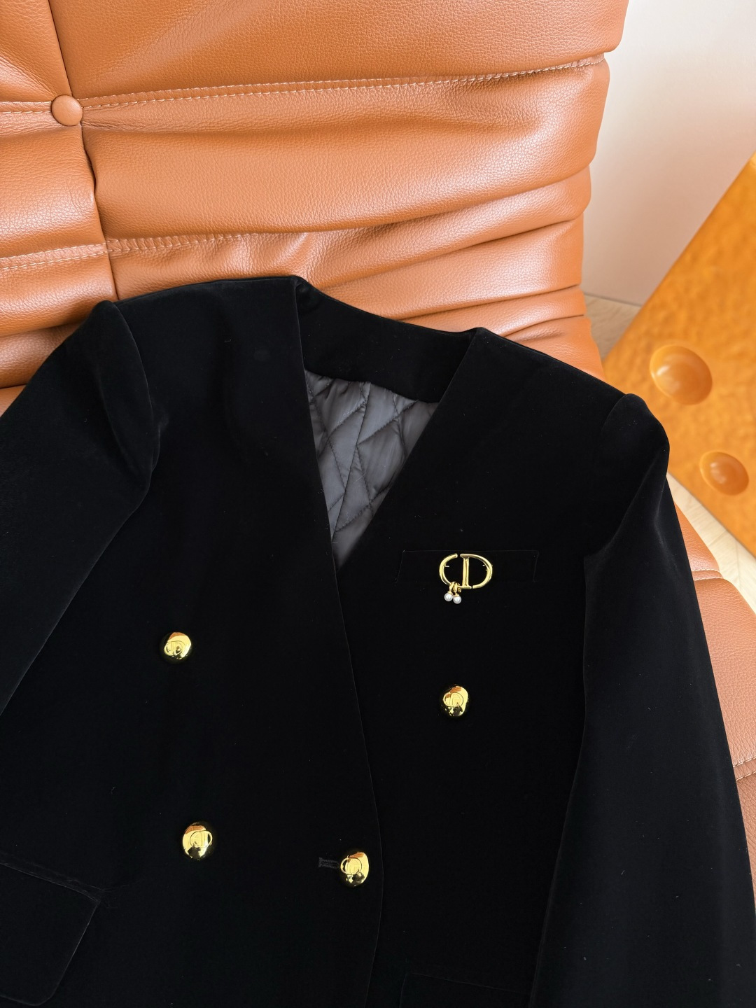 优雅气质 25新款 CD珍珠胸针装饰夹棉丝绒外套 经典V领西装版型剪裁 里面可以搭配衬衫或者高领毛衣 特