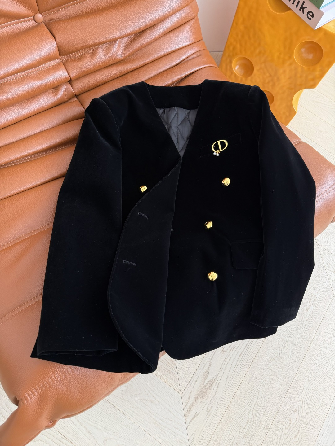 优雅气质 25新款 CD珍珠胸针装饰夹棉丝绒外套 经典V领西装版型剪裁 里面可以搭配衬衫或者高领毛衣 特