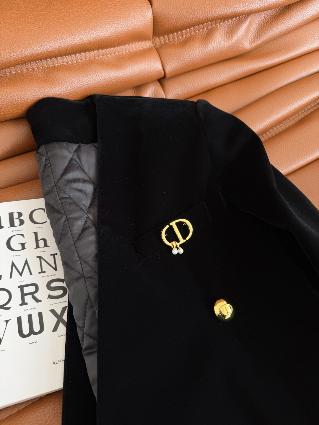 优雅气质 25新款 CD珍珠胸针装饰夹棉丝绒外套 经典V领西装版型剪裁 里面可以搭配衬衫或者高领毛衣 特