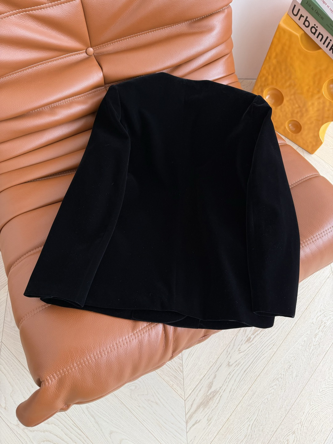 优雅气质 25新款 CD珍珠胸针装饰夹棉丝绒外套 经典V领西装版型剪裁 里面可以搭配衬衫或者高领毛衣 特