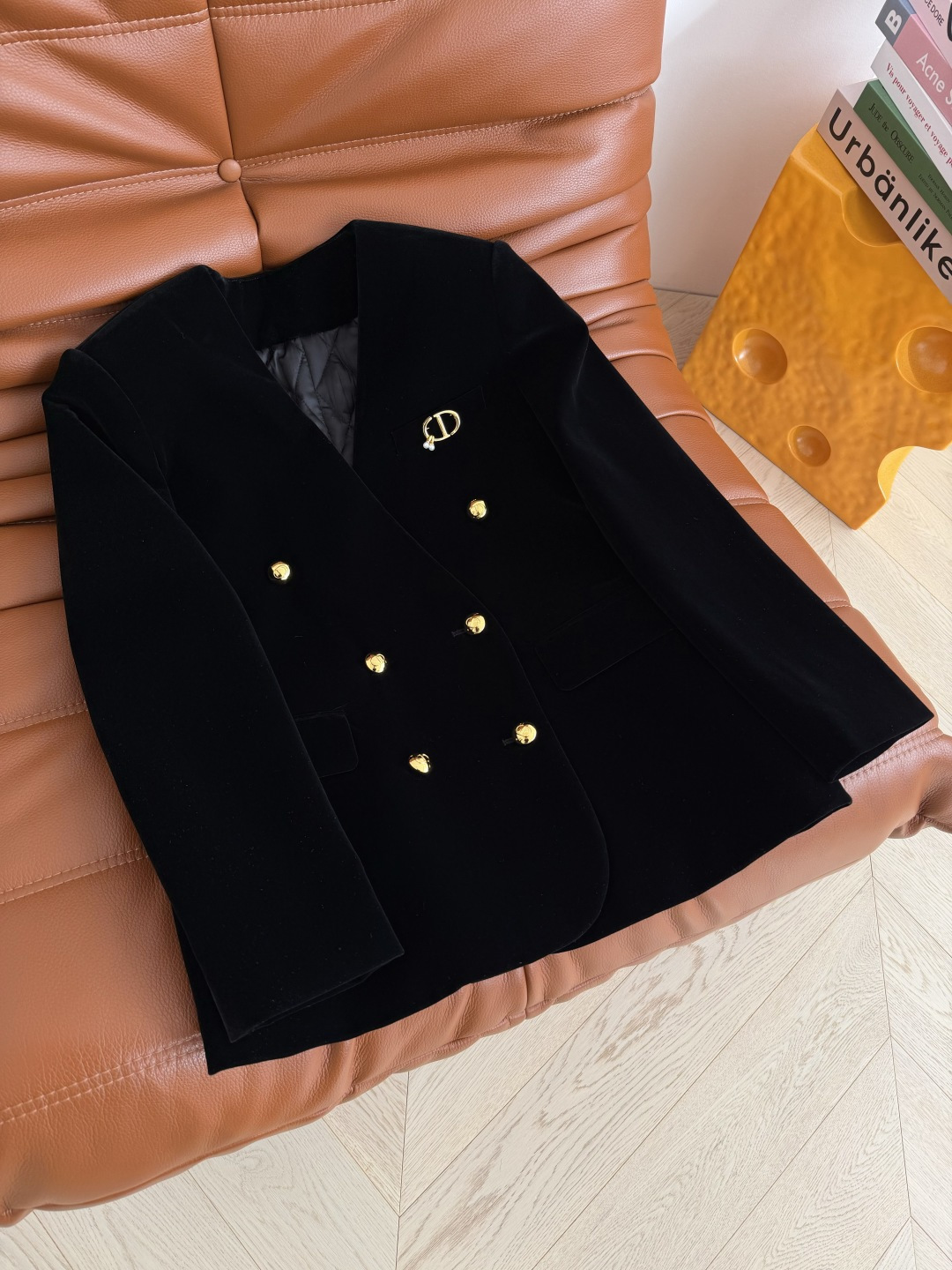 优雅气质 25新款 CD珍珠胸针装饰夹棉丝绒外套 经典V领西装版型剪裁 里面可以搭配衬衫或者高领毛衣 特