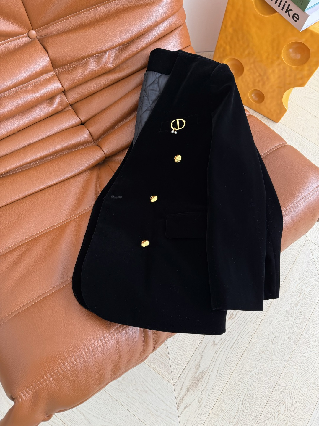 优雅气质 25新款 CD珍珠胸针装饰夹棉丝绒外套 经典V领西装版型剪裁 里面可以搭配衬衫或者高领毛衣 特