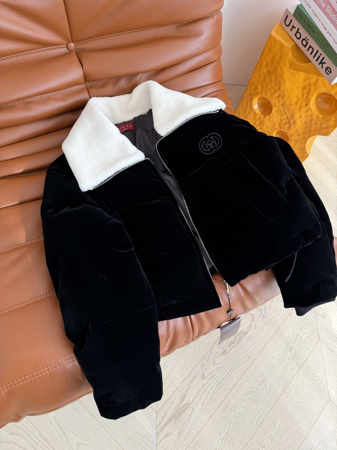 25新款 毛绒领子拼接丝绒棉服外套 时髦感up up的款式 短款的面包版型 上身显高不压身 衣身是丝绒面