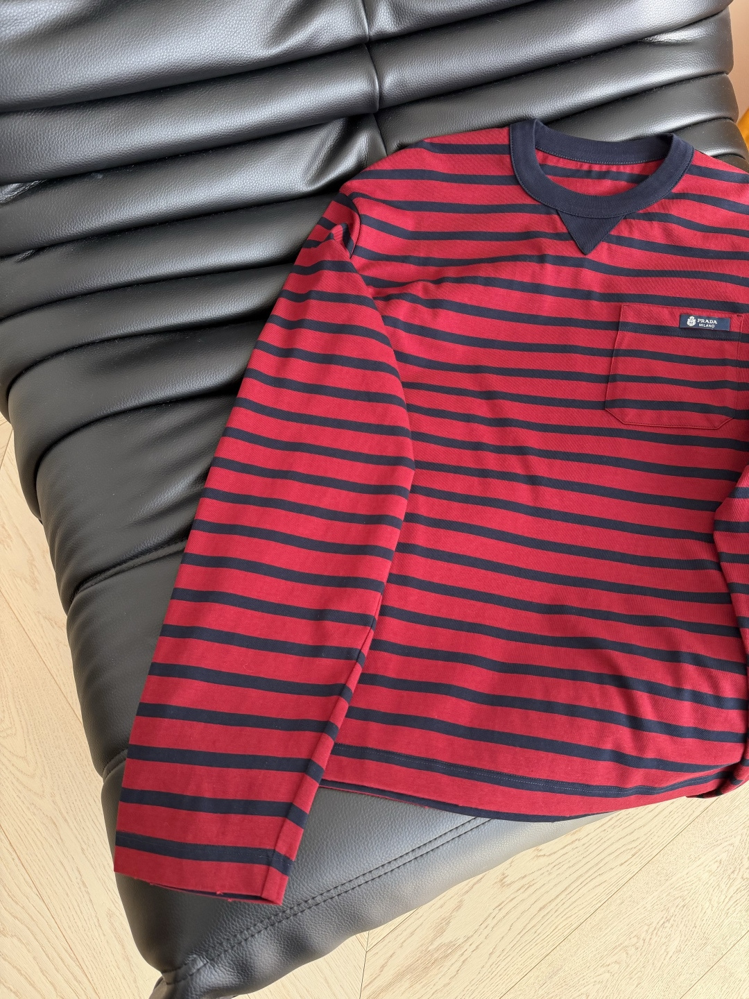 圣诞红 25新款 字母徽标装饰条纹T恤 单穿内搭 妥妥的百搭款 慵懒随意的条纹 暗红和藏蓝色配色很好看 