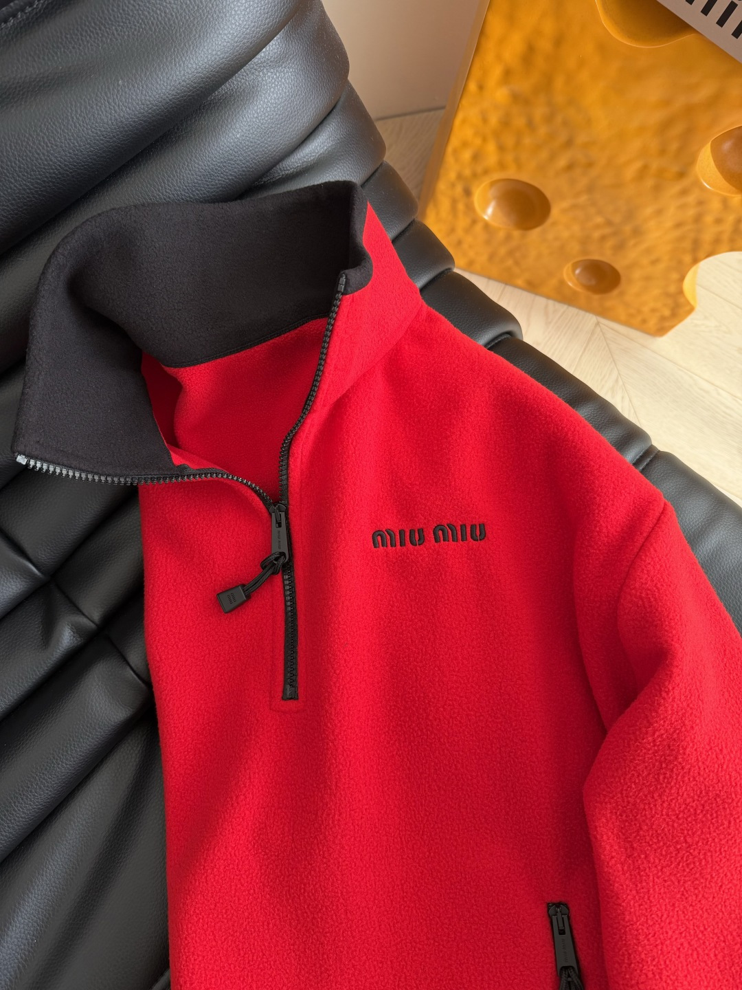 刘浩存同款 25FW 小字母logo设计摇粒绒红色外套 圣诞和新年必备的款式 满满的节日氛围感 时髦感也