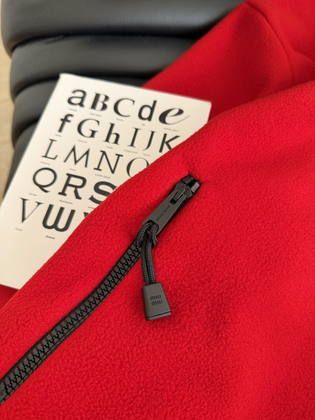 刘浩存同款 25FW 小字母logo设计摇粒绒红色外套 圣诞和新年必备的款式 满满的节日氛围感 时髦感也